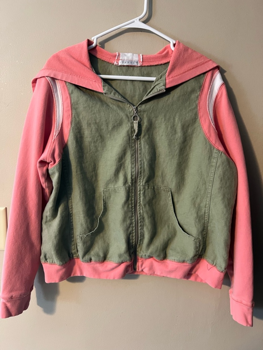Spanner brand cotton and knit color
Block zip up jacket with versatile hood.